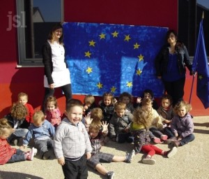le-drapeau-europeen-realise-par-les-enfants-photo-m-r-(clp)
